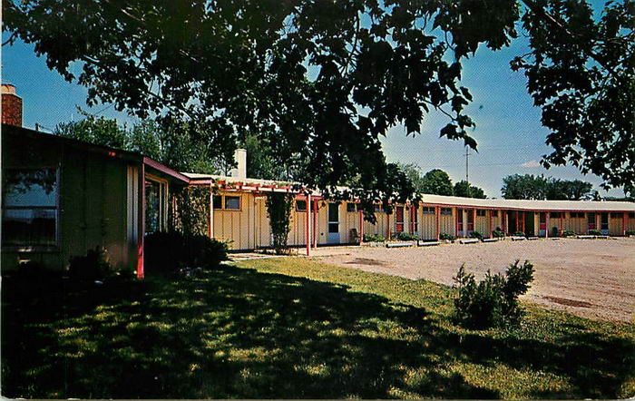 Lapeer Inn (Town & Country, Seatons Motel) - Old Postcard Photo